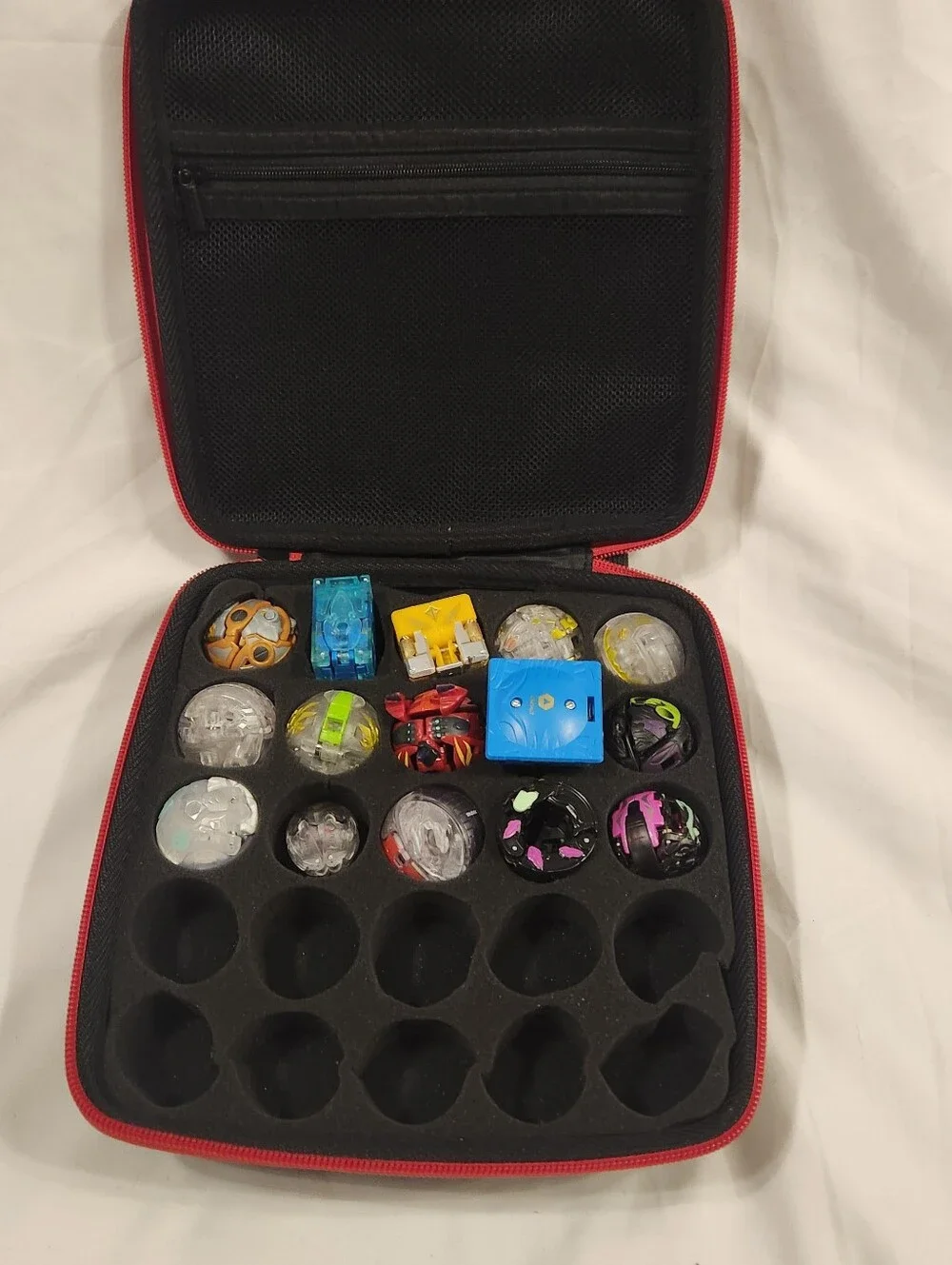 15 Bakugan Toys And Carrying Case